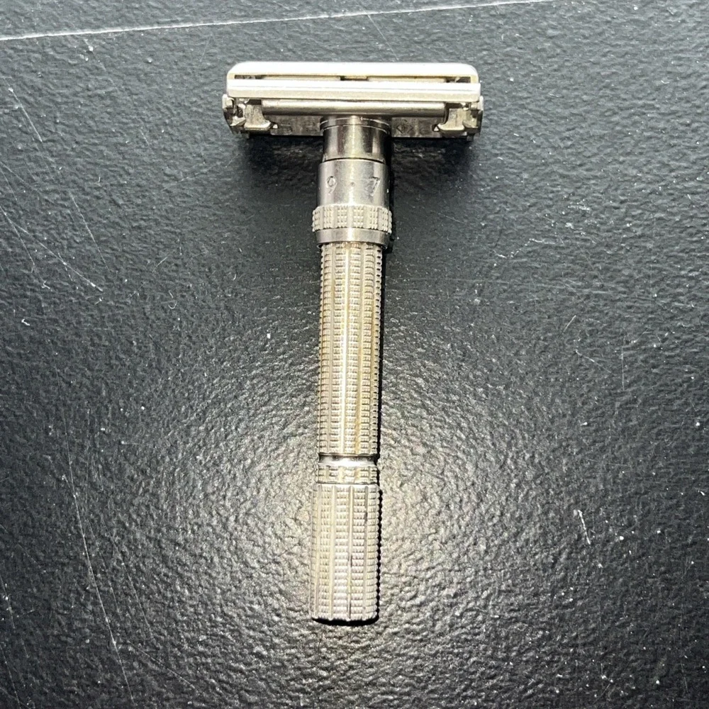 Vintage 1962 Gillette Slim Adjustable 1-9  DE Safety Razor H4 2 Razors Included